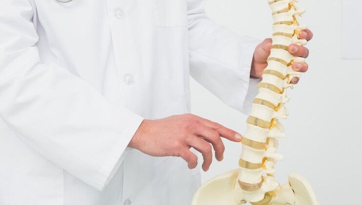 лекар демонстрира процеса на развитие на остеохондроза